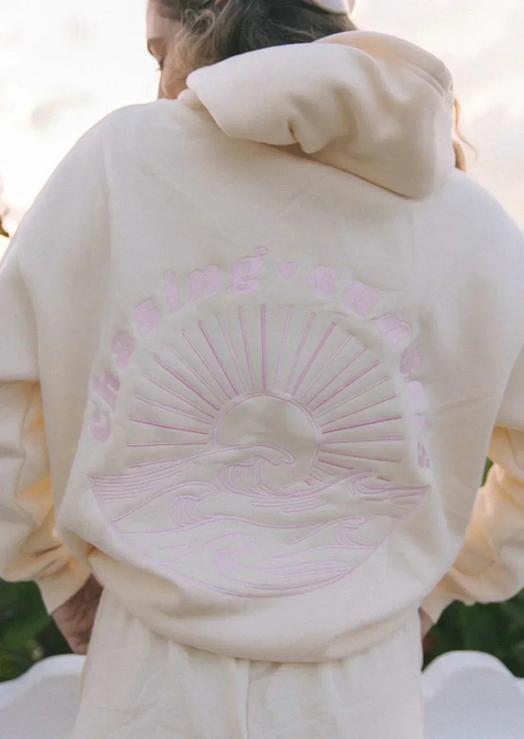 Hoodie with wave embroidery - a cozy everyday look
