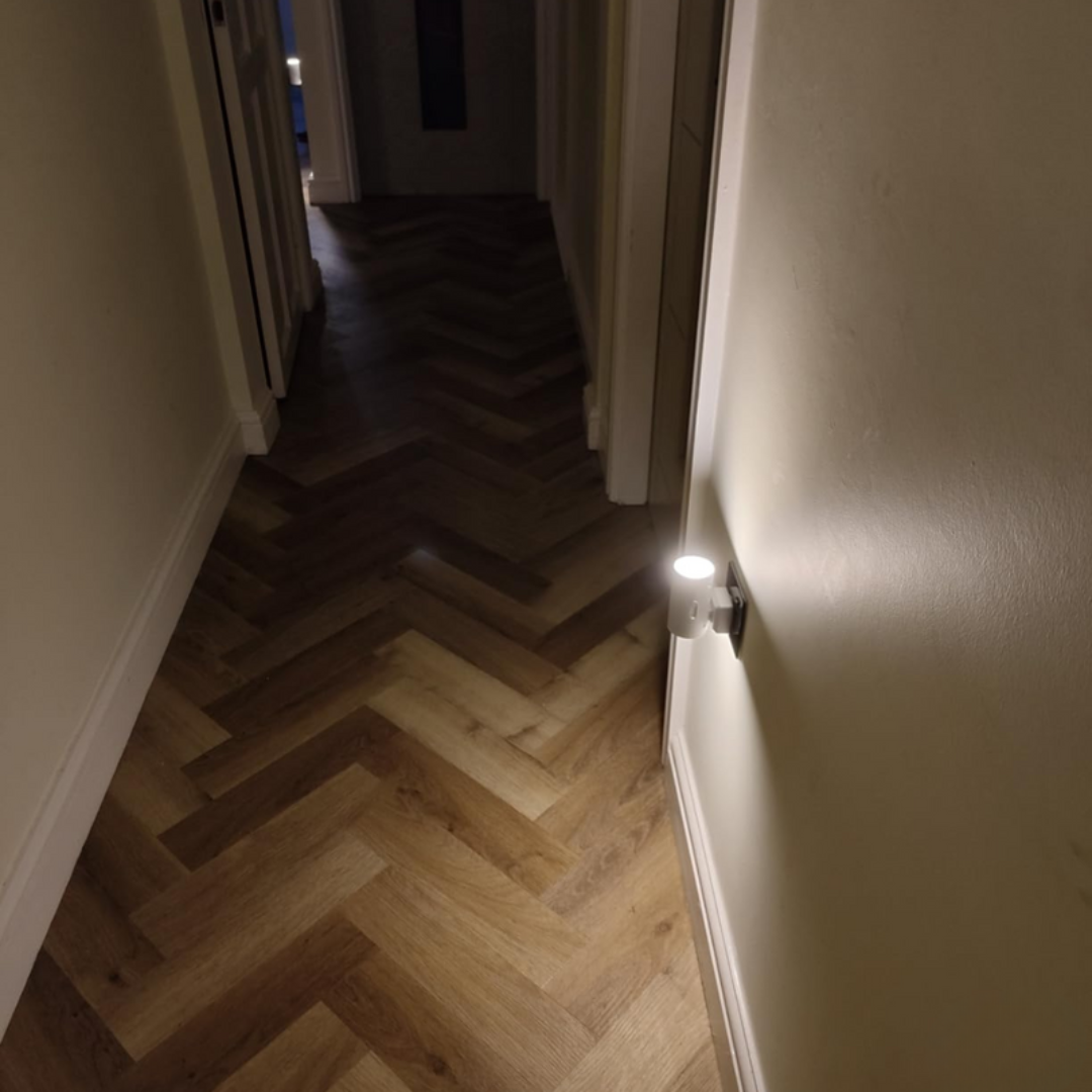 Smart LED Night Light with Day-Night Sensor and Stepless Dimming – Plug & Play Solution for the Home