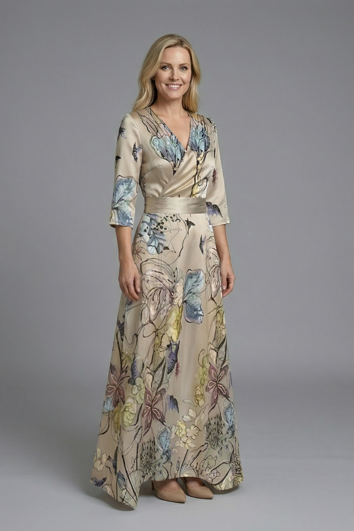 Amore | Women’s Dress with V-Neck and Three-Quarter Sleeves Beige